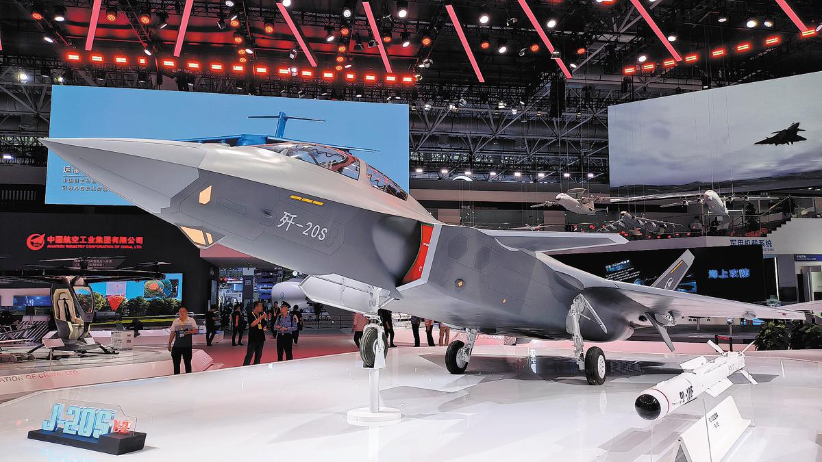 El domingo se exhibe un modelo a escala del avión de combate furtivo J-20S de China en el lugar donde se celebra la 15a Exposición Internacional de Aviación y Aeroespacial de China en Zhuhai, provincia de Guangdong. La exposición, también conocida como Salón Aeronáutico de Zhuhai, se inaugurará el martes y permanecerá abierta hasta el 17 de noviembre. [Zhao Lei/China Daily]