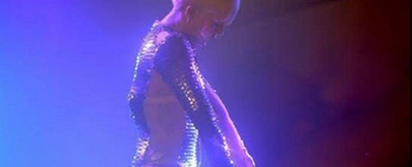 Hipersexual Miley Cyrus realiza escenas sexuales con un mu?eco hinchable en un concierto en vivo